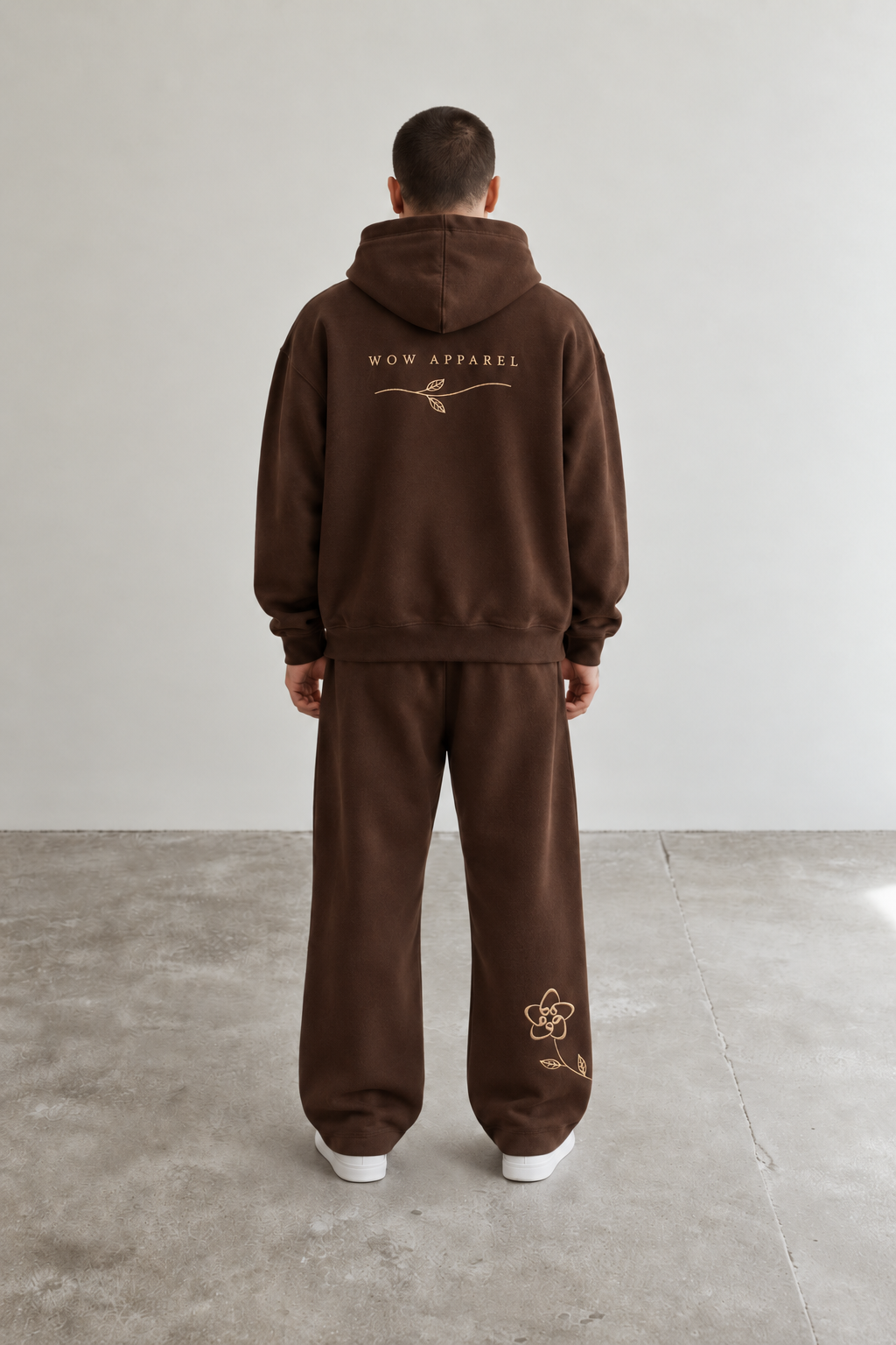 Model wearing the Flower Classic Set in Brown, second view
